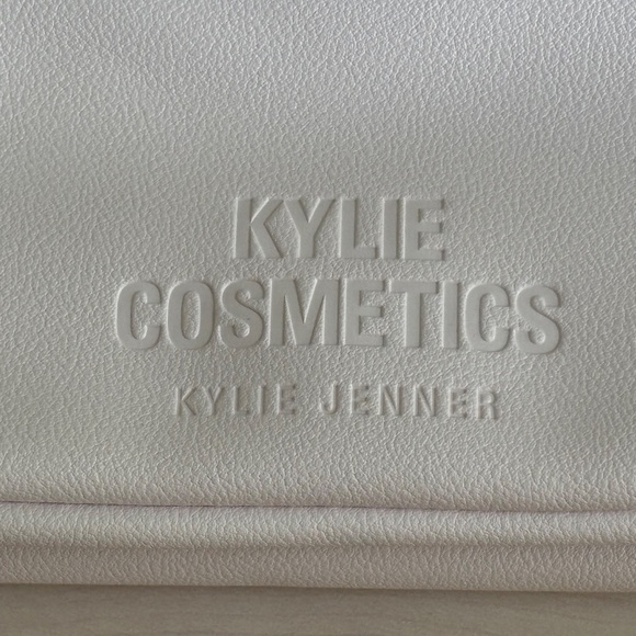 New Kylie Cosmetics Light Pink Zippered Cosmetic Case  w/ Zipper Charm & Mirror - Picture 10 of 13